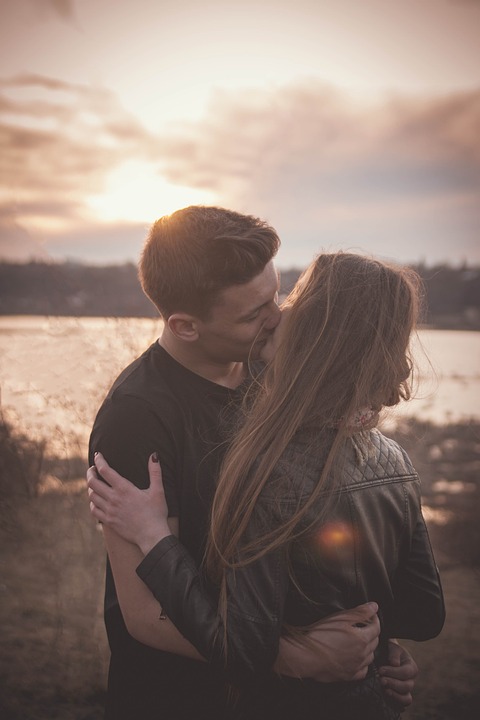 Pixabay couple kissing-1198291_960_720