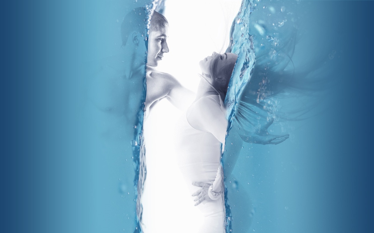 pixabay-couple-water-mixed-signals-1369253_1280